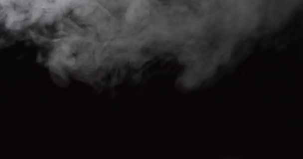 Fumée, vapeur, brouillard - nuage de fumée réaliste idéal pour une utilisation en composition, 4k, mode écran d'utilisation pour le mélange, nuage de fumée de glace, fumée de feu, vapeur ascendante vapeur sur fond noir - brouillard flottant. — Video