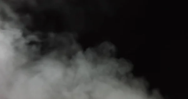 Elemento de superposición VFX de humo atmosférico. Fondo nebuloso. Humo en cámara lenta sobre fondo negro. Humo blanco flotando lentamente a través del espacio sobre fondo negro. Efecto niebla. Efecto niebla. —  Fotos de Stock