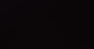 Atmosferik duman 4K sis etkisi. VFX elementi. Belirsiz bir geçmişi var. Soyut duman bulutu. Siyah arka planda ağır çekimde duman. Beyaz duman siyah arkaplana karşı uzayda yavaşça süzülüyor.