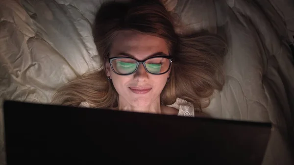 Top View Mujer joven en la cama Trabajando en una computadora portátil por la noche. Estudiante preparándose para los exámenes, Gerente de proyecto excepcionalmente dedicado terminando el trabajo en la cama por la noche. — Foto de Stock