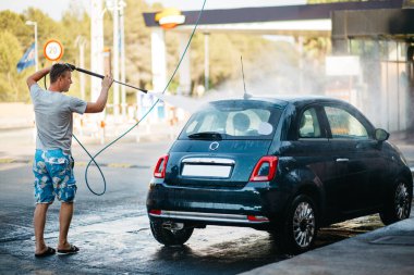 Araba yıkama. Yüksek basınç altında arabayı suyla temizlemek. Bağlantısız oto yıkama servisi..