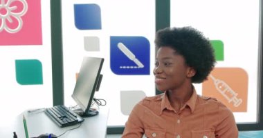 Klinikteki doktorları dinleyen güzel Afro-Amerikan kadın hastalara yakından bakın. Doktoru ziyaret et. Modern bir ofiste hastanede çekim yapmak. Bir doktora danış..