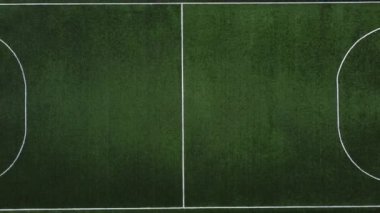 Boş futbol kalesine yakın uçan hava aracı, stadyumda gün batımında futbol sahası. Yazın insanların izlediği spor, futbol eğlence konsepti görüntüleri yok..