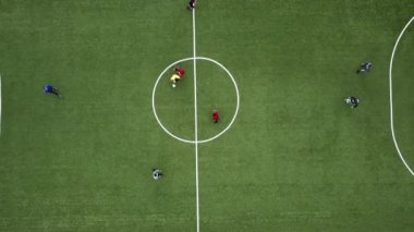 Futbol sahasının havadan aşağı görüntüsü ve iki takım oyunu. Uluslararası Şampiyonada Enerji Maçı 'nın başlama vuruşu. Alanın Ortasında Enerjik Oyun. Önemli Maç Başlıyor