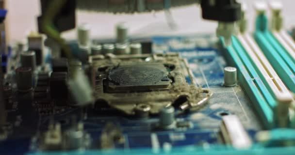 Entfernt der Assistent die CPU-Kühlung für die Diagnose. Reparatur und Wartung von Computerplatinen und modernsten Prozessoren. Ersatz der Chip-Thermopaste. in moderner elektronischer Fertigung — Stockvideo