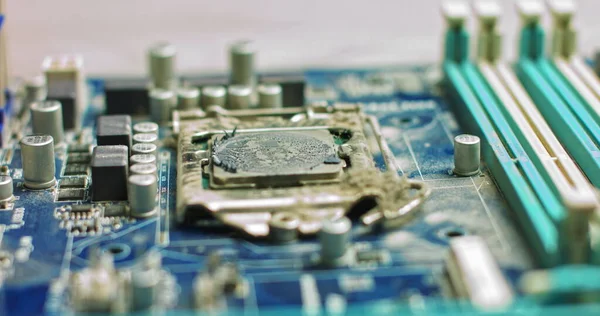 The wizard removes CPU cooling for diagnostics. Repair and maintenance of computer boards and the latest processors. Replacement of chip thermal paste. In Modern Electronic Manufacturing Factory — Stock Photo, Image