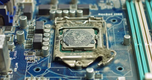 De tovenaar verwijdert CPU koeling voor diagnostiek. Reparatie en onderhoud van computerborden en de nieuwste processors. Vervanging van thermische spaanderpasta. In de moderne elektronische fabriek — Stockfoto