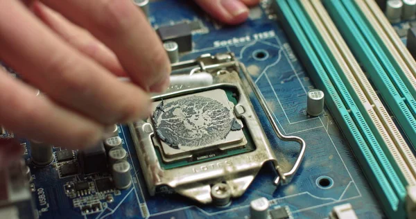 De reparateur reinigt de CPU van de laptop van het oude thermisch vet. Elektronica en computerconcepten dienst. Reparatie van computerborden — Stockfoto
