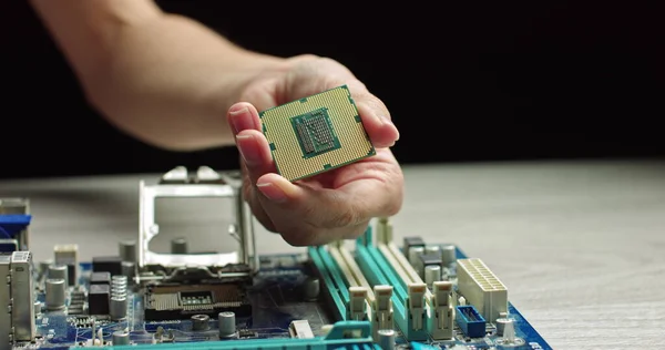 Un guante sostiene un procesador. Close-up Presentación de un microchip de nueva generación. Guantes que sostienen pedazo de maravilla tecnológica. 4K. En la fabricación electrónica moderna Ingeniero de diseño de fábrica sostiene —  Fotos de Stock