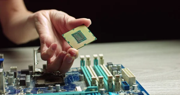 Een handschoen heeft een processor. Close-up Presentatie van een New Generation Microchip. Handschoenen die een stuk technologisch wonder vasthouden. 4K. In de moderne Electronic Manufacturing Factory Design Engineer Holds — Stockfoto