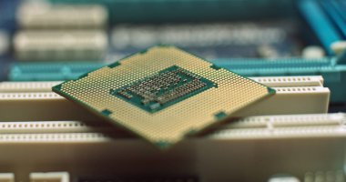 İşlemci bilgisayar işlemcisi makro kaydırma görüntüsü, sığ odak. Bilgisayar ana kartının işlemci soketinin oyuncak bebek videosu. bilgisayar, anakart, donanım ve teknoloji kavramı