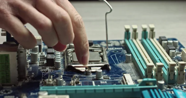 O vídeo dolly do soquete CPU da placa-mãe computadores. o conceito de computador, placa-mãe, hardware e tecnologia. — Fotografia de Stock