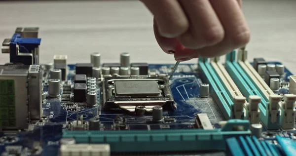 Το dolly βίντεο της υποδοχής CPU της μητρικής πλακέτας υπολογιστών. την έννοια του υπολογιστή, της μητρικής πλακέτας, του υλικού και της τεχνολογίας. — Φωτογραφία Αρχείου