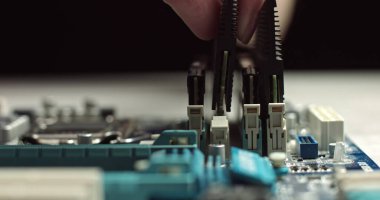 Yüksek teknoloji. Bir bilgisayar ana kartına RAM yükleme işlemi. 4K yakın plan