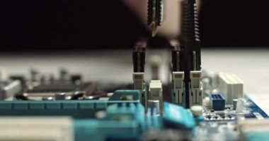 Yüksek teknoloji. Bir bilgisayar ana kartına RAM yükleme işlemi. 4K yakın plan
