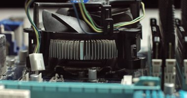 Modern bilgisayar anakartındaki işlemci soğutucusunu çıkarıp değiştiriyorum. Ana karta radyatör işlemcisi yerleştiriliyor ve kaldırılıyor. Bilgisayardaki işlemci soğutma sistemi. Parçalanmış bilgisayarın görüntüsü.