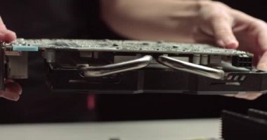 Siyah köpük üzerindeki VGA kartı veya Video Grafik Dizisi 'nin kamyon görüntüsü, şifreli para birimi için açık hava madencilik platformunda bilgisayar montaj GPU' nun ana bileşeni