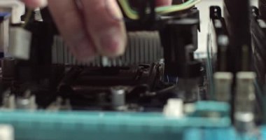 Modern bilgisayar anakartındaki işlemci soğutucusunu çıkarıp değiştiriyorum. Ana karta radyatör işlemcisi yerleştiriliyor ve kaldırılıyor. Bilgisayardaki işlemci soğutma sistemi. Parçalanmış bilgisayarın görüntüsü.