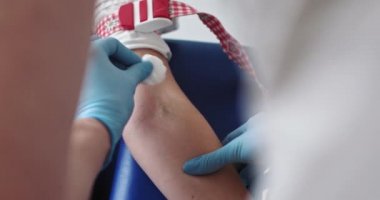 Bir laboratuvar çalışanı virüse karşı antikorlar için kan örneği alır. Hemşire kan akıtmaya hazırlanıyor. Hasta kan bağışlıyor. Sağlık sigortası konsepti. Klinikteki laboratuvar. Kadın laboratuvar asistanı