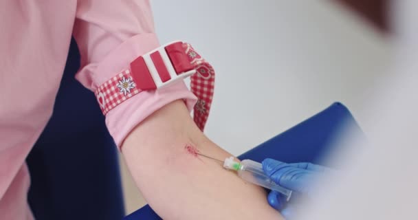 Sağlık sigortası konsepti. Klinikteki laboratuvar. Kadın laboratuvar asistanı test için venöz kan alıyor. HIV Hepatit Testi. Kadın doktor hastanede koronavirüs testi için hastadan kan örneği aldı. — Stok video