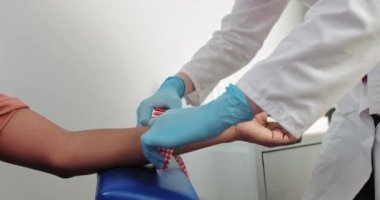 Klinikteki laboratuvar. Kadın laboratuvar asistanı test için venöz kan alıyor. Sağlık sigortası konsepti. Klinikteki laboratuvar. Kadın doktor hastanede koronavirüs testi için hastadan kan örneği aldı.