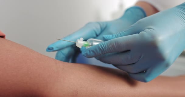 Laboratorio médico trabajador toma una muestra de sangre para análisis, primer plano de la mano. Muestra de sangre en el laboratorio. Tomar una sangre en una clínica de cosmetología antes del procedimiento de terapia PRP — Vídeos de Stock