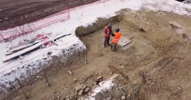 İnşaat işçileri metal bir yapı inşa ediyorlar. İnşaat alanında çalışan işçiler İHA 'dan çıkarıldı. İnşaatçılar bir ev inşa ederler. Quadcopter 'dan görüntüle