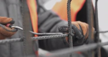 Mühendisler bir ev inşa ederken metal inşaatlarda çalışıyorlar. Beton dökmek için iskeletin bükülmesi. Binanın temelinin metalle güçlendirilmesi