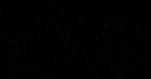 Gotas de agua de lluvia cayendo 4K Filmación. Imágenes de animación Alpha Loop Seamless 4K. Lluvia cayendo oscuro fondo nocturno. Caída de la lluvia cae en estrecha vista. Concepto de inundación — Vídeo de stock