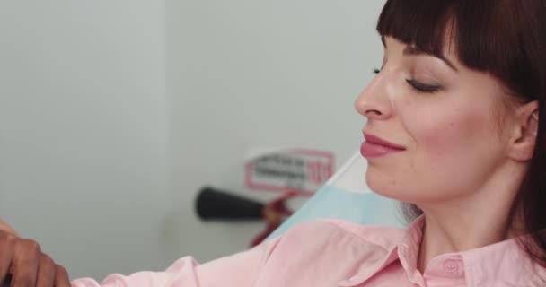 Dermatoloog onderzoekt een huid. Professional Doctor De Dermatoloog Onderzoek Een moedervlek op de telefoon verbonden met speciale Dermoscopie Tool, Een wrat dermatologie van een hand menselijke huid close-up — Stockvideo