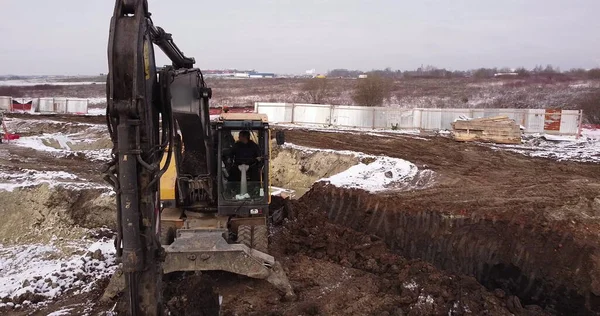 在工地工作的履带挖掘机。在工地挖掘、装卸、提升和拖运货物的建筑机械。Aerial top view, 4K Video — 图库照片