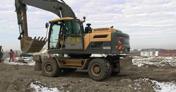 Bulldozer Rides på Sandy Road. Byggmaskiner i arbete på byggnad ett hus. Olika typer av traktorer och grävmaskiner Förbered marken för anläggningskonstruktion i industrizonen. — Stockfoto