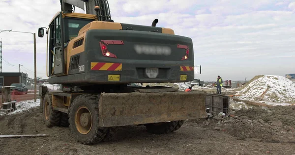 Bulldozer Rides på Sandy Road. Byggmaskiner i arbete på byggnad ett hus. Olika typer av traktorer och grävmaskiner Förbered marken för anläggningskonstruktion i industrizonen. — Stockfoto