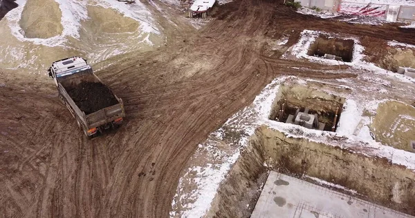 Dump truck transportjord på byggeplassen. Topputsikt dumper lossing av jord sandgrunn byggeplass. stort byggemaskineri royaltyfrie gratis stockbilder