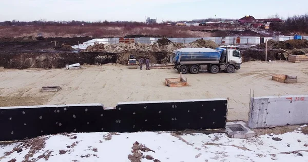 一辆满载泥土和泥土的卡车在一个复杂的道路建设现场行驶。在建筑工地卸土或卸沙的卡车 — 图库照片