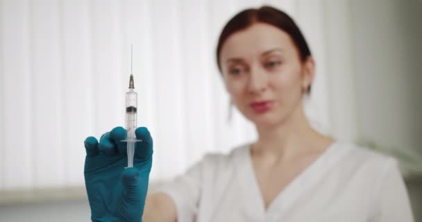 Doctor Preparing Syringe. doctor preparing syringe for injection. Female doctor or nurse holding syringe with liquid close up. Medicine and vaccination. — Stock Video