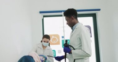 Hastanede robotik teknoloji ekipmanlarıyla birlikte cerrahi odası. Minimum invazif cerrahi yenilik, endoskopili tıbbi robot ameliyatı. Gırtlak ve gırtlağın endoskopik muayenesi