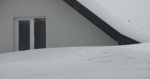 Tetto di casa completamente innevata, cabina in montagna. molta neve fresca dopo la tempesta di neve — Video Stock