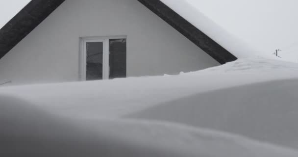 Kışın, kar taneleri ve Noel mevsiminde dondurucu sıcaklıklarda donmuş bir evin çatısı. Beyaz bulutlu karla kaplı çatı ve bokeh - Yavaş Hareketi Kapat — Stok video