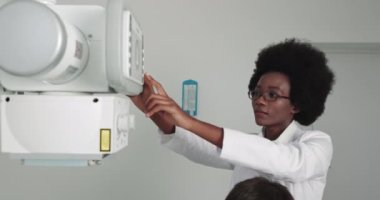 Hastanede, kadın teknisyen X-Ray Tarayıcı Makinesi 'ni ayarlıyor. Teknolojik Gelişmiş Tıbbi Malzemeleri olan Modern Hastane. Kırıklar, Kırık Uzuvlar, Kanser veya Tümör Taraması