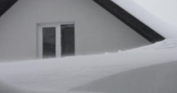 La maison est couverte de neige épaisse aux fenêtres. Anomalies climatiques, précipitations excessives en hiver. Catastrophe environnementale — Video