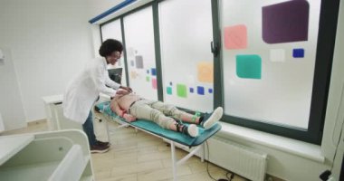 Doktor Kardiyolog kalp kardiyogramına hazırlanıyor. Kameraya Bakan Çekici Afro-Amerikan Kadın Doktor Portresi. Meslek, Hastane, Sağlık Hizmetleri. Hekim Kardiyolog Bağlıyor