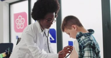 Güzel Doktor, çocuğun kalp atışlarını dinler. Beyaz önlüklü bir kadın, bir çocuğun göğsüne steteskop koyar, gülümser ve küçük bir çocuğu dinler. Hastane koğuşunda bir çocuk. Yakın plan