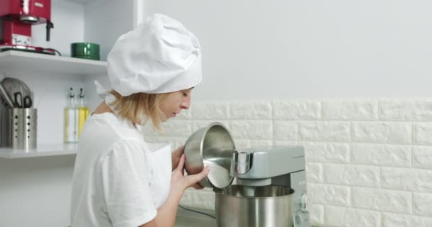 将砂糖加入到现代银盒搅拌器的碗中，搅拌砂糖，搅拌砂糖。美丽的女厨师Kneads烤鸭. — 图库视频影像