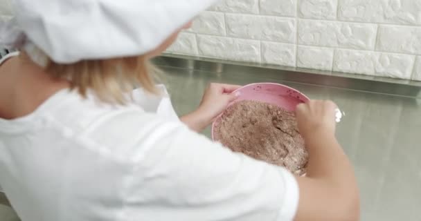 Chef, mengen van de bloem in een roze schaal met behulp van een whisk, terwijl staande in lichte zoetwaren interieur. Voorbereiding voor het maken van Macarons in bakkerij workshop. Met de hand meelbloem kneden — Stockvideo