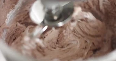 Pasta ya da kurabiye pişirmek için gübreyi karıştırmak için modern elektrikli yemek işlemcisini kullanmak. Karıştırma makinesinde kahverengi hamur kremi karıştırıyorum. Tatlı Kek veya Makarna Kurabiyeleri Üretimi.