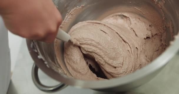 Primo piano colpo ritagliato, fare la crema per torta o biscotti maccheroni, mescolando gli ingredienti nella ciotola con spatola. — Video Stock
