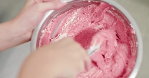 Matlagning, mat och människor koncept - Chef med Spatula Stirring rosa smörkräm Macaron i rostfritt skål. Förberedelse av degen för makaroner makaroner smet eller grädde i skålen på konditori Shop. — Stockvideo