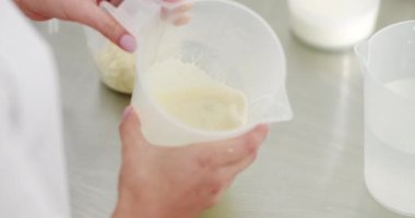 Genç bayan, tatlı için sos ya da ganache hazırlıyor. Pişirme, pişirme ve insanların konsepti. Şekerleme dükkanı, fırın konsepti..