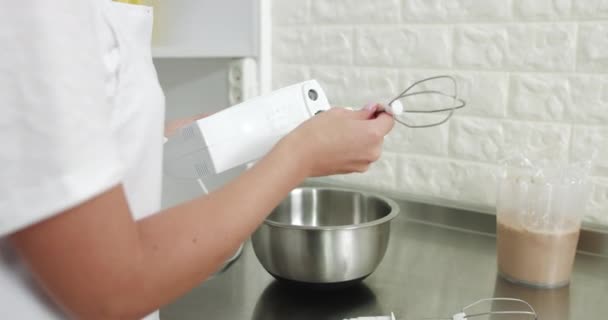 Preparando um misturador de cozinha para cozinhar. Baker misturando ingredientes em boliche cozinhando bolo massa usando misturador elétrico. Preparando sobremesa de comida doce na cozinha. — Vídeo de Stock